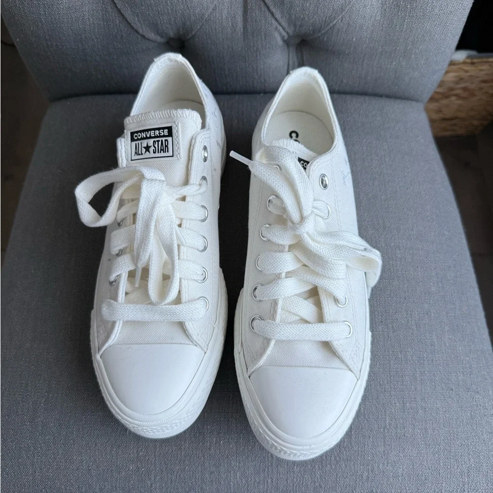 NEW Women’s Converse - Picture 4 of 9